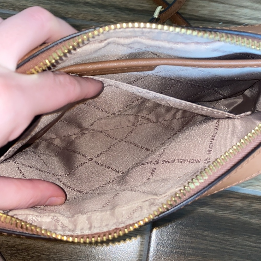 🌵Michael Kors White and Tan Crossbody Bag! - Picture 7 of 13